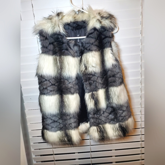 Design Lab Lord & Taylor Jackets & Blazers - Faux Fur Snap Closure Vest